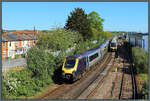 Ein Zug der Baureihe 220 Voyager von XC Trains begegnet am 28.04.2026 bei Northam Junction dem 444039 der South Western Railway.