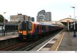 Am Abend des 9. August 2014 wartet der Triebzug 450 561 der  South West Trains  in der Station Woking auf seine Weiterfahrt.