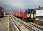 Der South West Trains Class 455 (Triebzug 455 918) nach Guildford im verkehrsreichsten Bahnhof von Britannien, in Clapham Junction.
14. April 2008