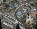 Gleisdreieck mit drei Zügen -

Gleisdreieck in London Southwark nahe der Station London Bridge. Die Gleise nach links führen zum Bahnhof Waterloo East und weiter nach Charing Cross, nach rechts oben über die Themse zum Bahnhof Cannon Street und rechts unten zum Bahnhof London Bridge. 

Unter und zwischen den Bahnbrücken in Richtung London Bridge Station finden sich die Hallen des Borough Market, wo die Auswahl etwas zum Essen zu finden sehr groß ist.

Unten rechts die sehenswerte Southwark Cathedral.

01.07.2015 (M)
