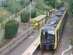 Kirkby, Blick von der Fußgängerbrücke, Merseyrail Class 777/1 METRO EMU # 777 146 nach Liverpool, am Bahnsteig.
10. September 2025