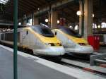 Eurostar 3222 und 3012 gnnen sich eine kurze Be- und Entladepause in Paris Gare de Nord am 20.09.05