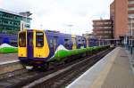 Class 313 der London Overground - einer neuen Nahverkehrstochter der Transport for London die seit November 2007 eine Art S-Bahn um London herum betreibt - im Endbahnhof Willesden Junction.