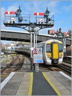 Hastings: Unter einer wunderschönen alten Signalbrücke  rollt ein von London am Ziel seiner Fahrt eingetroffener  (Stromschienen) -Elektrotriebzug auf ein Abstellgeleis.