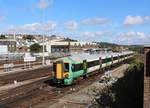 Ein Blick auf den Brighton Railway Station:   Der Class 377 418 bei der Ankunft in Brighton.