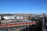 Ein Blick auf den Brighton Railway Station:   Ein Class 377, ein Class 387  Gatwickexpress  und unten der GTR* Class 313 201 in historischer British-Rail-Lackierung in Brighton.