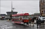 Vor dem Ferryterminal Douglas wartet das Horsetram auf Fahrgste.