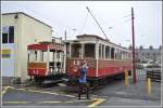 Das britische Weather lsst auch bei der Bekleidung nur bedingt sommerliche Gefhle aufkommen. Triebwagen 19 und Sommerwagen 43 in Ramsey. (11.08.2011)