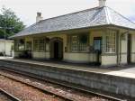 Der Kreuzungsbahnhof Glenfinnan. Er ist sehr gepflegt und beherbergt ein kleines Eisenbahn-Museum. 2012 täglich um die Mittagszeit mußte man sich entscheiden, entweder die Zugkreuzung zweier Dampfzüge im Bahnhof oder die einzelnen Züge auf dem Viadukt (rechts auf der Karte) zu fotografieren. Der Fußweg zwischen den beiden Stellen beträgt gut 20 Minuten und ist hügelig.