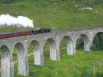 Der Mittagszug (The Jacobite) befährt am 10. Juli 2012 das Glenfinnan Viadukt von Mallaig kommend in Richtung Fort William. 
Das Viadukt ist auch aus Harry Potter  Die Kammer des Schreckens  bekannt, wie auch der See, der nur einen Steinwurf entfernt liegt.
