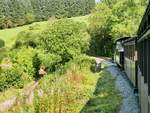 Über eine kleine Brücke mit der Brecon Mountain Railway bei Pontsticill, Wales, 15.9.2016  