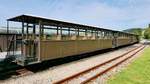 Die offenen Personenwagen der Brecon Mountain Railway in Pontsticill, Wales, 15.9.2016