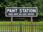 Stationsschild im Ausgangsbahnhof Pant der Brecon Mountain Railway, 15.9.2016
