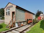 Der Radsatz einer Dampflok steht vor diesem ehemaligen Güterschuppen der Dean Forest Railway in Parkend, 14.9.2016