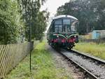 Triebwagen M79900, ein British Rail Derby Lightweight, erreicht den Bahnhof Lydney Town der Dean Forest Railway, 14.9.2016