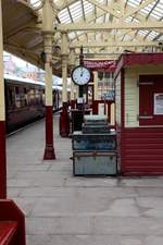 Unser Zug steht am 27.04.2018 abfahrbereit an der liebevoll gestalteten Plattform 3 der Stn.