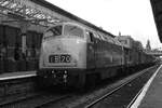 D832  Onslaught , auch bekannt als Beefy, steht mit einem G�terzug im Bahnhof Bury der East Lancashire Railway.