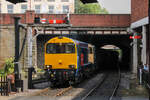 20303 und D8069 fahren mit ihrem Zug in Bury ein (02.07.2026)