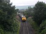 D832  Onslaught  - eine alte Diesellok der Class 42 - fhrt mit dem Museumszug in Rawtenstall ein.