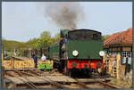 Die 1953 gebaute WD198 verl�sst am 26.04.2026 mit einem Personenzug den Bahnhof Havenstreet, den Betriebsmittelpunkt der Isle of Wight Steam Railway.