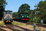 W24  Calbourne  kommt mit ihrem Zug aus Wootton in Havenstreet an.