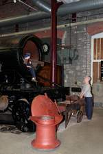 Eine Szene aus der Lokfertigung der Swindon Railway Works im ersten Weltkrieg, als Frauen ebenfalls zu schweren Arbeiten, wie hier beim Nieten am Kessel, eingesetzt wurden. (Swindon Steam Railway Museum, 06.09.2015) 