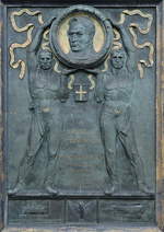 Eine italienische (?) Relieftafel zu Ehren von George Stephenson, unter dessen Leitung am 27.