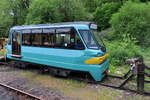 Schmucker, kleiner Triebwagen auf der Severn Valley Railway vom fahrenden Zug aus gesehen. Kidderminster, 13.5.2022