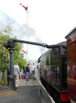 Was für eine hohes Flügelsignal! Obwohl die Diesellok ab Aviemore Vorspanndienst leistete, brauchte die Dampflok 5025 in Boat of Garten Wasser. Boat of Garten, 8.5.2025