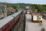 Typisch britische Bahnhofsatmosphäre mit einem hohen Flügelsignal. Der Dampfzug von Aviemore nach Broomhill legt hier in Boat of Garten einen längeren Halt ein. Boat of Garten, 8.5.2025