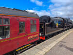  The Jacobite  mit der Dampflok 44871 ist im Bahnhof Mallaig aus Fort William angekommen. Geschoben wird der von einer Diesellok Class 57 von West Coast Railways, 03.05.2025.