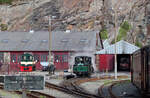 Das Depot der Ffestionig Railway und der Welsh Highland Railway ist vom Bahnhof Porthmadog aus über einen Damm per Auto, zu Fuss oder per Bahn erreichbar. Die Fotostellen sind rar, so war kein Foto ohne störendes Objekt im Vordergrund zu machen. Porthmadog, 14.5.2022