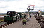 Der 'Woodland Wanderer' fährt vom Depot in den Bahnhof in Porthmadog ein.