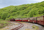 Die Ffestiniog Railway unterwegs in den Wäldern von Wales. Die Dampfzüge verkehren zwischen Porthmadog und Blaenau Ffestiniog. Hier befährt der Zug einen Loop. Ddaullt Station, 15.5.2022