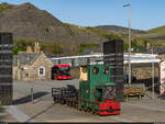 Blaenau Ffestiniog, 25. Mai 2026
Denkmal-Bergwerkslok beim alten Bahnhof mit Abraumhalden der Schieferbergwerke im Hintergrund.