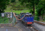 Die Ravenglass & Eskdale Schmalspurbahn in Nordwest-England: Die  Whillan Beck  beim Wasserfassen, Dalegarth, 13.Juni 2024 