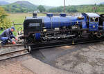 Die Ravenglass & Eskdale Schmalspurbahn in Nordwest-England: Lok  Whillan Beck  auf der Drehscheibe am Ende der Strecke in Dalegarth.