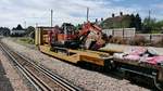 Tiefladewagen mit Bagger der Romney, Hythe & Dymchurch Railway in New Romney, 12.9.16