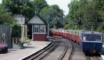 Romney, Hythe and Dymchurch Railway
Ausgangspunkt im Norden ist Hythe. Diese kleinste ffentliche Eisenbahn der Welt wurde 1927 erffnet. Sie ist 23km lang, zum Teil doppelspurig und hat eine Spurweite von lediglich 381mm. Die im Massstab 1:3 gebauten Schnellzugdampfloks haben ihre Vorbilder in England, Deutschland und den USA. Die Zge knnen bis zu 200 Passagiere befrdern und haben eine stattliche Lnge, wie dieser ausfahrende Zug in Hythe zeigt. (20.07.2001)