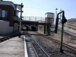 Romney, Hythe & Dymchurch Railway  Die doppelspurige Ausfahrt aus New Romney Richtung Dungeness.