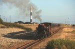 Romney, Hythe and Dymchurch Railway Lok 9  Winston Churchill  verlässt die Endschleife Dungeness. Diese Bahn mit 22 Kilometern Länge auf 381mm Spur ist keine Parkeisenbahn! Neben Touristen und Badegästen hat die Bahn auch lokale Bedeutung, bis 2015 gab es planmäßige Schülerzüge. Aufnahme vom 22.08.2016.