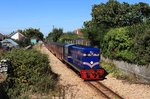 RH&DR Lok 14  Captain Howey , benannt nach dem Schöpfer dieser kleinen  echten Eisenbahn  befährt den eingleisigen Abschnitt bei Lydd on Sea, 07.09.2016.
