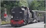 Einfahrt der Garratt Lok 87 (Cockerill Belgien 1936) der ex South African Railway in Caernarfon. Der Zug fhrt auch einen Pullmanwagen mit Aussichtsabteil am Zugende mit. (14.08.2011)