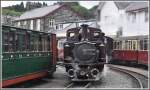 Links Wagen der Ffestiniog Railway und rechts Wagen der Welsh Highland Railway in Porthmadog.