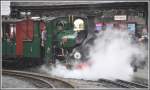 Lok  Blanche , eine Hunslet Engine & Co Locomotive rangiert ihren Zug an den Bahnsteig in Porthmadog.