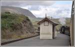 Einfahrt in Tanygrisiau.  This is a request stop  steht auf dem Schild, da wir aber vorzeitig verkehren, stoppt unser Zug fr einige Minuten. (14.08.2011)