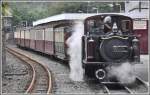 Double Fairlie Lok  Merddin Emrys  hat mit ihrem Zug den Endbahnhof Blaenau Ffestiniog erreicht.