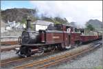 Der Zug der Ffestiniog Railway bringt nur wenig Farbe in das Schiefergrau von Blaenau Ffestiniog.