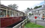 Die Autos auf der A4085 sind in die Schranken gewiesen und der 11.50Uhr aus Blaneau Ffestiniog hat freie Fahrt.
