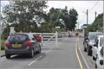 Schrankenbergang ber die A4085 in Penrhyn an der Ffestiniog Railway, wo wechselseitig die Bahn oder die Strasse gesperrt werden.